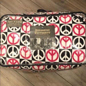NEW Peace sign comforter set Twin XL